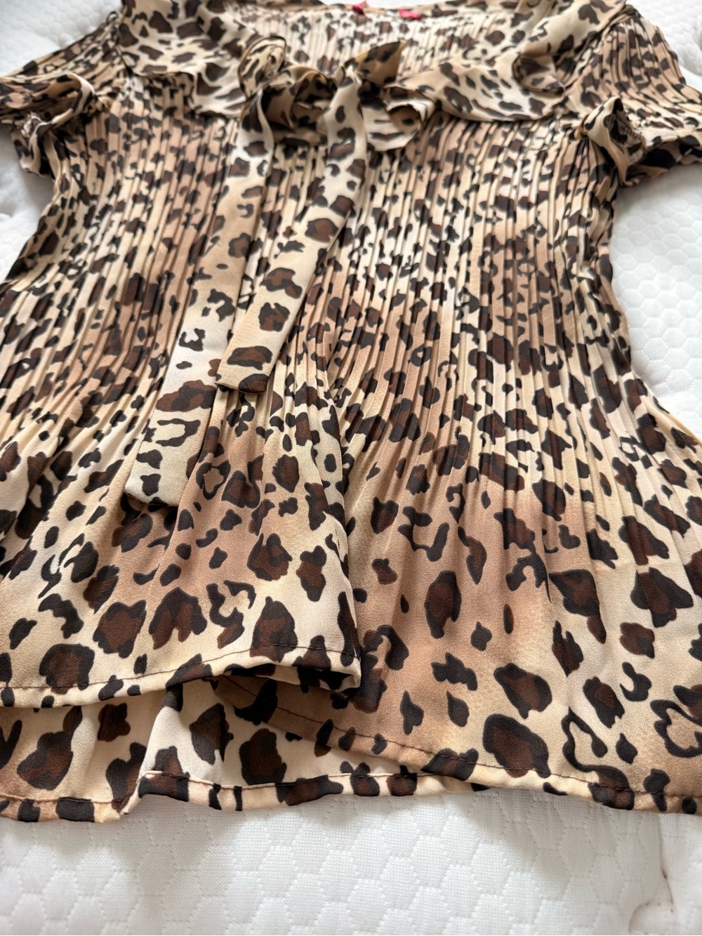 Cheetah blouse with ruffle and bow detail size large - Picture 5 of 6